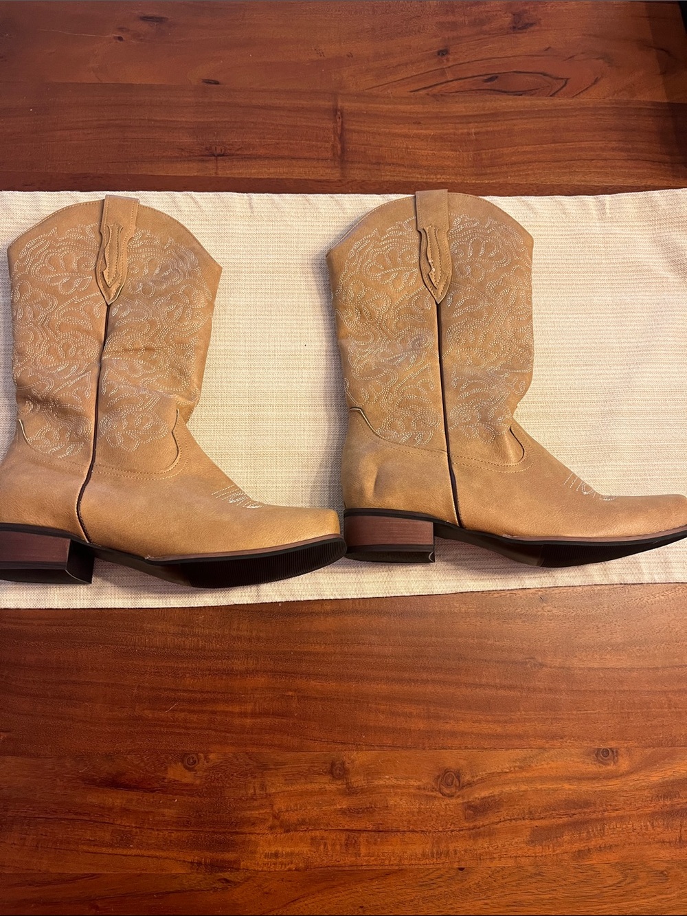 Women's Tan Western Cowboy Boots - Classic Embroidered Shaft